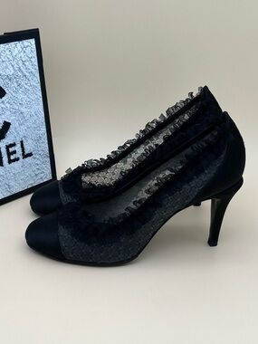 🚩steal CHANEL Black Lace-Trim Mesh Satin Pumps